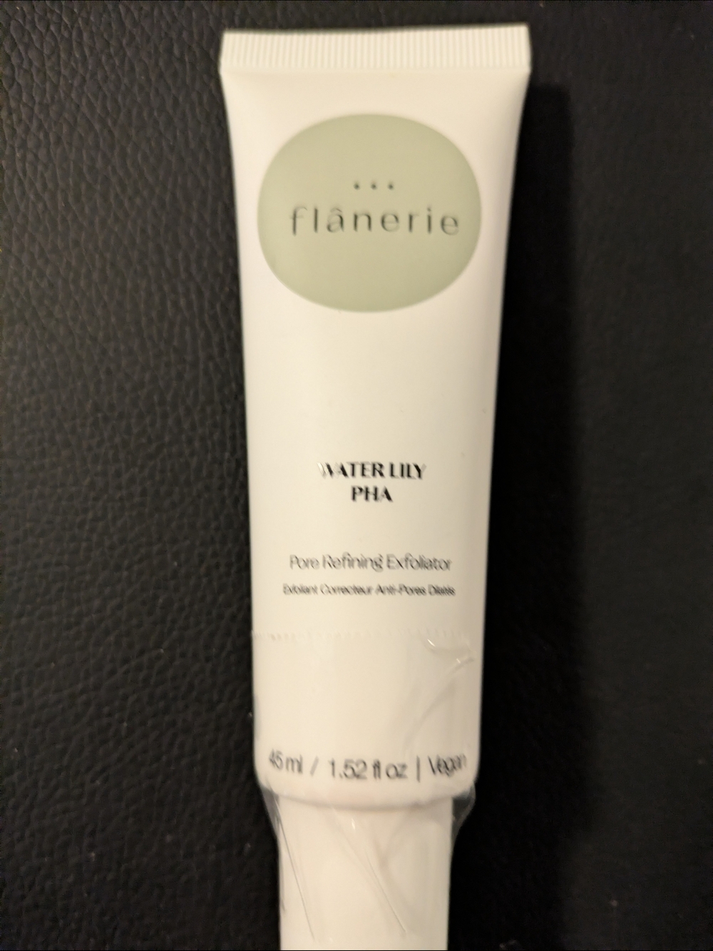 Water Lily PHA Pore Refining Exfoliator — White